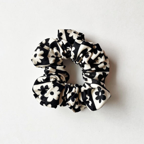 Daisy Checkered Knit Scrunchie